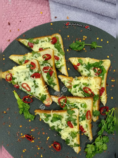 ચીલી ચીઝ ટોસ્ટ👩🏻🍳(Chilli cheese toast recipe in Gujarati) રેસીપી મુખ્ય ફોટો