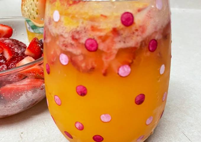 Steps to Make Ultimate Strawberry Sunrise Mimosas