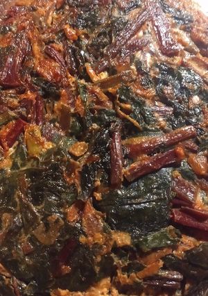 Una foto de Tortilla de hojas de remolacha