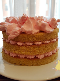 Una foto de Naked cake de naranja y merengue de Fresas!!!