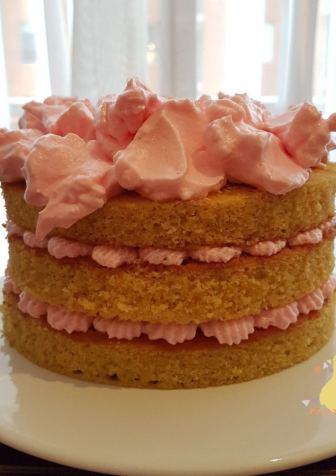 Una foto de Naked cake de naranja y merengue de Fresas!!!