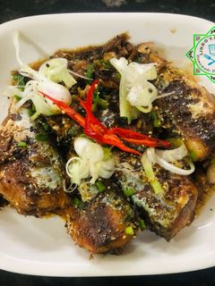 Hình của món Cá nục kho tiêu.