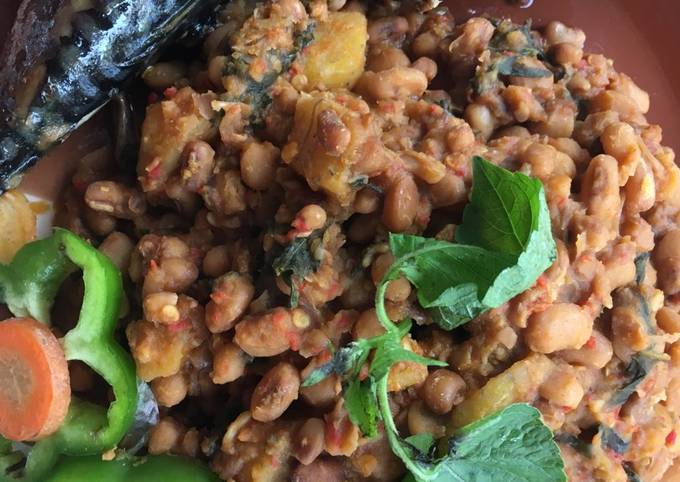 Beans and plantain porridge with sent leaf