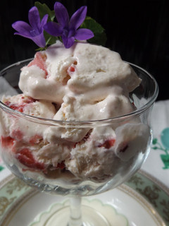 Una foto de Helado sencillo y delicioso de fresas