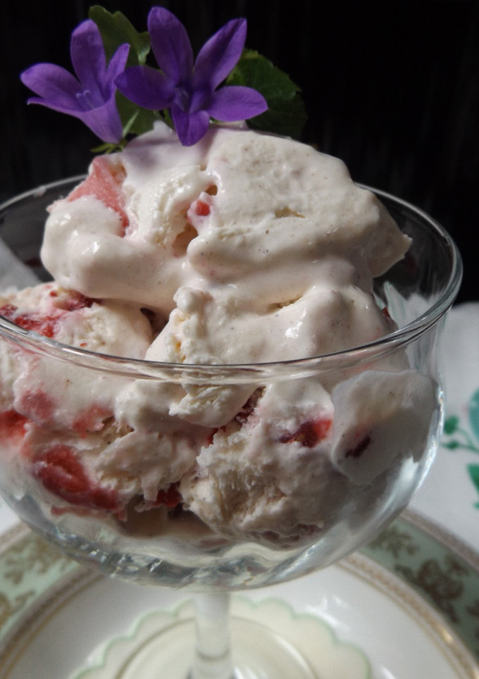 Una foto de Helado sencillo y delicioso de fresas