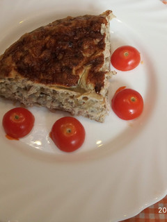 Una foto de Tortilla de berenjena, cebolla y atún