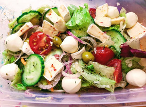 Mozarellás - kapros friss nyári saláta 🥗🥗🥗 recept fotója