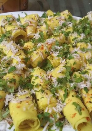 A picture of Khandvi.