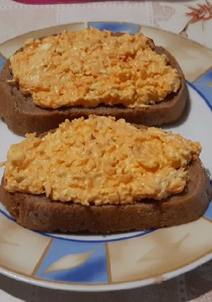 Füstölt sajtos répakrém recept fotója