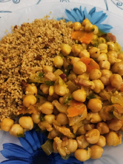 Una foto de Garbanzos con cous-cous y bacon