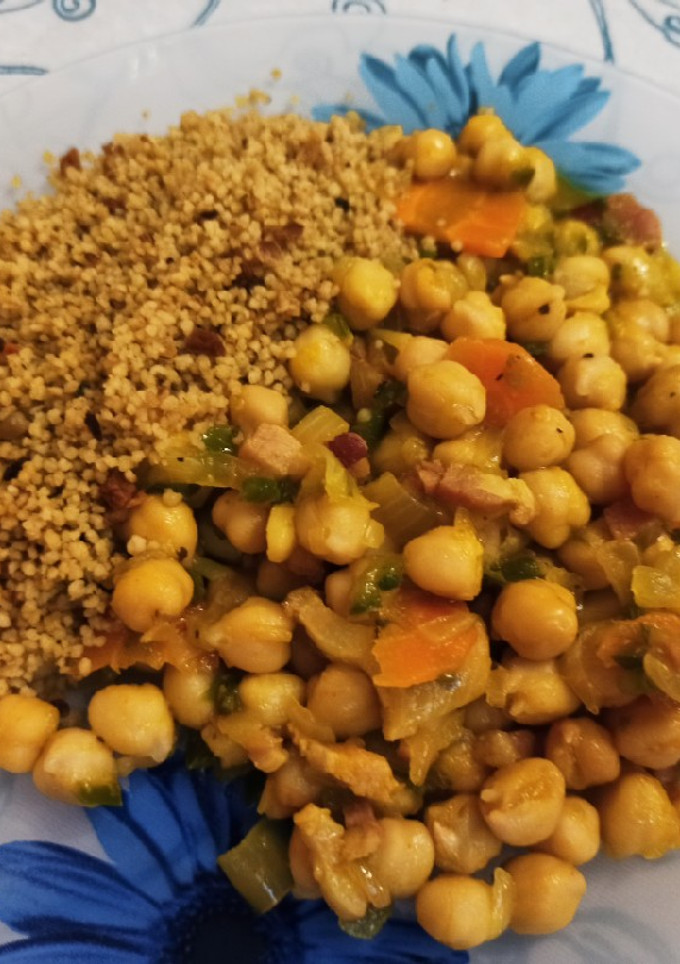 Una foto de Garbanzos con cous-cous y bacon