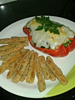 Una foto de Morrón relleno con bastóncitos de zanahoria