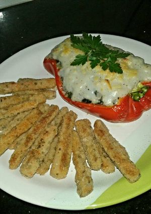 Una foto de Morrón relleno con bastóncitos de zanahoria