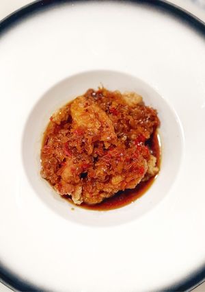 A picture of Deep fried chicken with leek sauce.