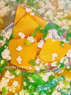 A picture of Canh bí đỏ thịt băm.