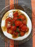 Tomates marinados con salsa de yogurt griego
