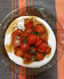 Tomates marinados con salsa de yogurt griego