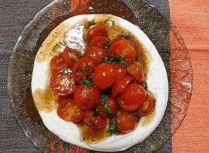 Una foto de Tomates marinados con salsa de yogurt griego