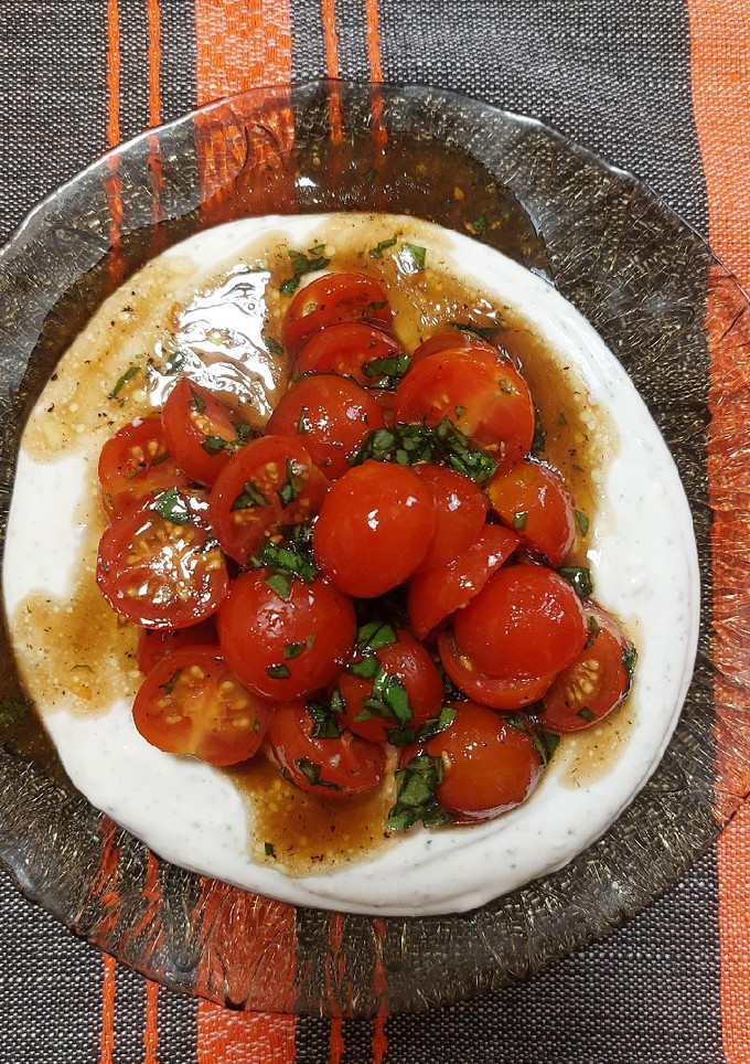 Una foto de Tomates marinados con salsa de yogurt griego