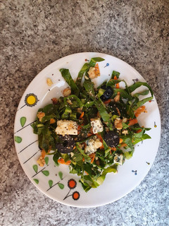Una foto de Ensalada de acelga y queso azul.
