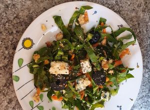 Una foto de Ensalada de acelga y queso azul.