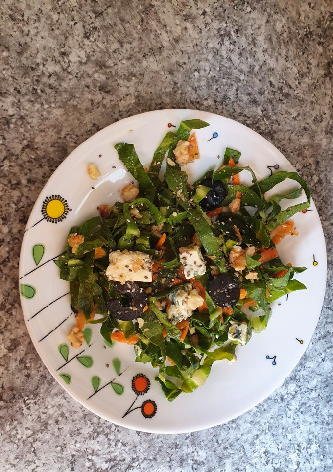 Una foto de Ensalada de acelga y queso azul.
