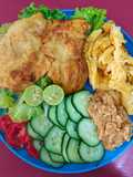 Pechuga frita con huevito y frijoles