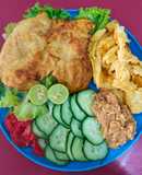 Pechuga frita con huevito y frijoles