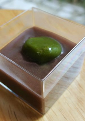 Une photo de Matcha shiratama Mizu Yōkan ; Wagashi