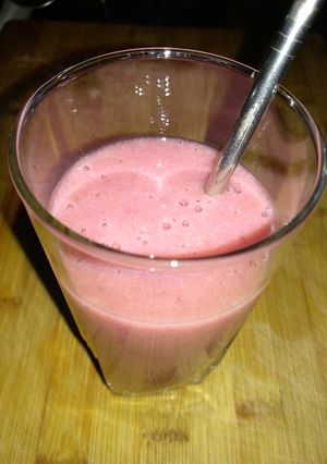 Фото Напиток из банана и граната / Banana pomegranate juice.