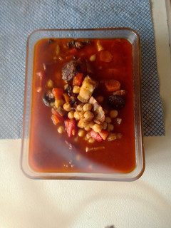 Una foto de Mix de garbanzos con verduras e ibéricos