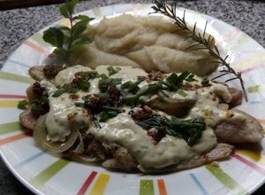 Una foto de Filet de merluza con crema al roquefort