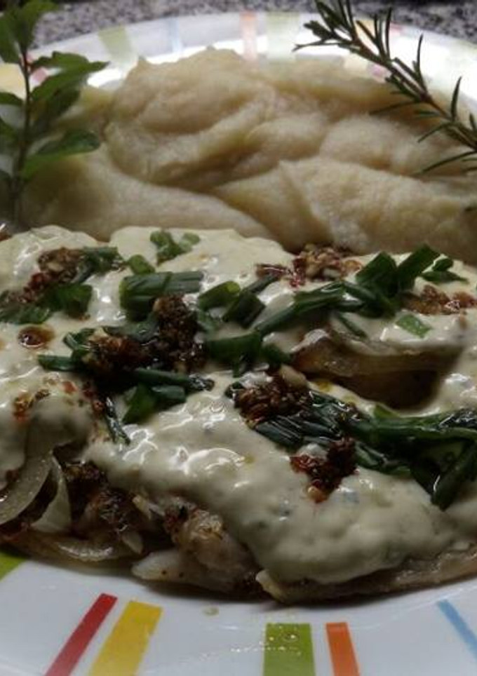 Una foto de Filet de merluza con crema al roquefort
