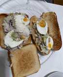 Sándwich vegetal con atún y huevo