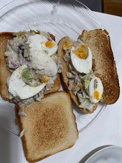 Una foto de Sándwich vegetal con atún y huevo