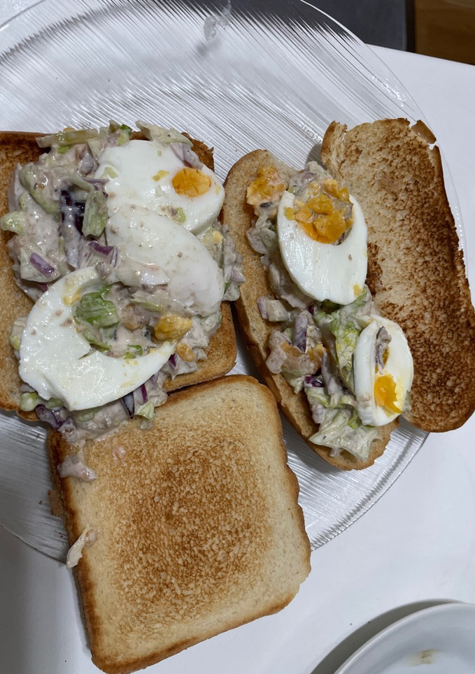 Una foto de Sándwich vegetal con atún y huevo