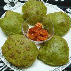 A picture of Palak Masala Puri.
