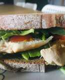 Sandwich de pollo con aguacate y pesto de rúcula