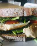 Sandwich de pollo con aguacate y pesto de rúcula