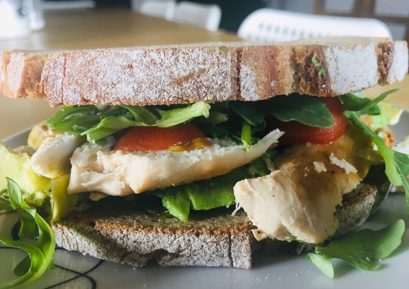Sandwich de pollo con aguacate y pesto de rúcula
