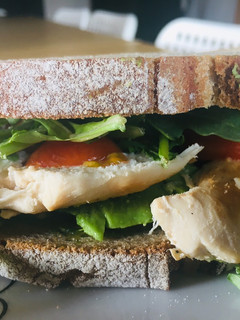 Una foto de Sandwich de pollo con aguacate y pesto de rúcula