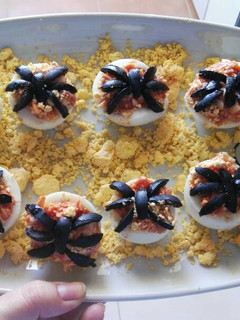 Una foto de Huevos Rellenos para Halloween