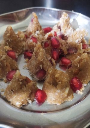 ड्रायफ्रुट पोमोग्रानेट मोदक (dry fruit pomegranate modak recipe in marathi) रेसिपी चे मुख्य फोटो 