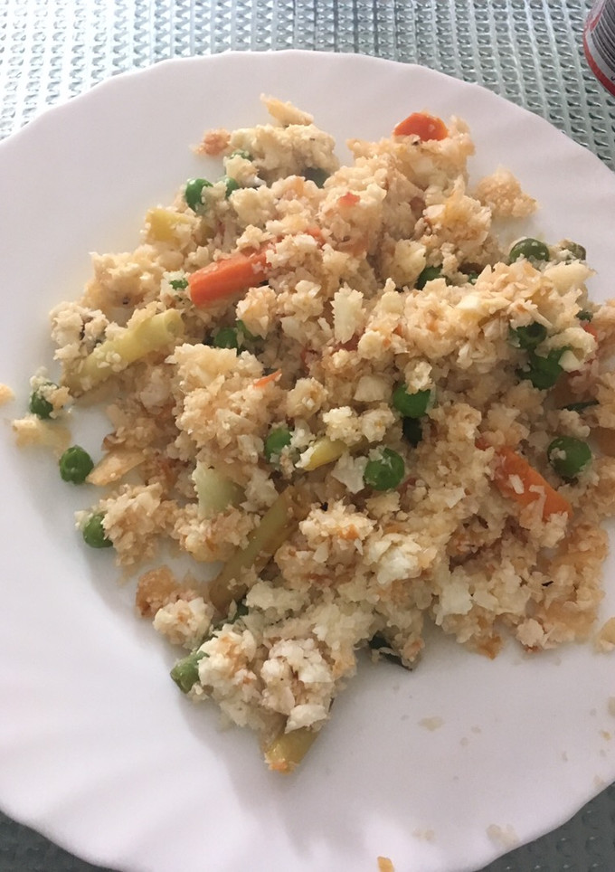 Una foto de Coliflor con verduras estilo arroz tres delicias frito oriental