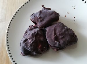 Foto di #474 Merenda light🌱 fragole🍓, yogurt greco e cioccolato fondente 🍫