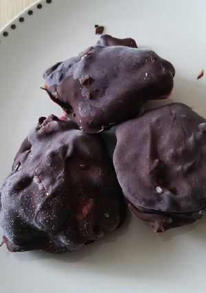Foto di #474 Merenda light🌱 fragole🍓, yogurt greco e cioccolato fondente 🍫