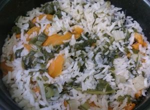Una foto de Arroz blanco con pimiento y acelga (Arrocera eléctrica)