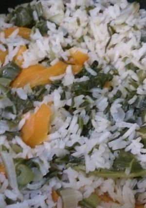 Una foto de Arroz blanco con pimiento y acelga (Arrocera eléctrica)