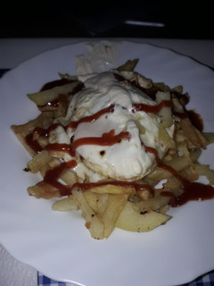 Una foto de Patatas fritas con huevo y salsa