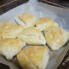 A picture of Chicken stuffed buns.